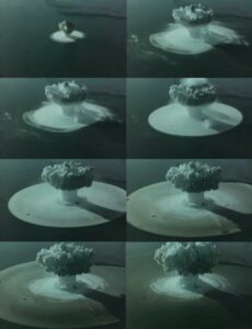 Le 21 septembre 1955, Joe-17, le tout premier essai nucléaire soviétique effectué en Nouvelle-Zemble. Ce fut aussi le premier essai sous-marin. Jusqu’à cette date, les tests soviétiques se déroulaient dans le polygone nucléaire de Semipalatinsk au Kazakhstan. Montage photo : V. A. Logachev & al. (2000), Novaya Zemlya Test Site. Ensuring the General and Radiological Safety of the Nuclear tests: Facts, Testimonies, Memories, IzdAT, Moscou