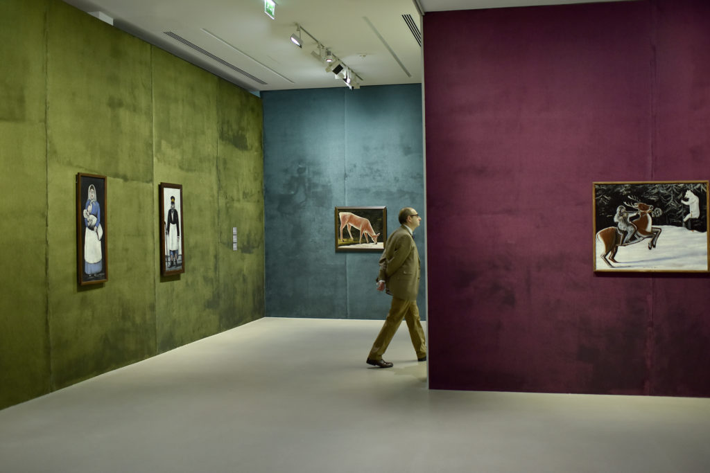 Vue de l’exposition “Niko Pirosmani - Promeneur entre les mondes” à la Fondation Vincent van Gogh, Arles, 2019. Photo © Hervé Hôte