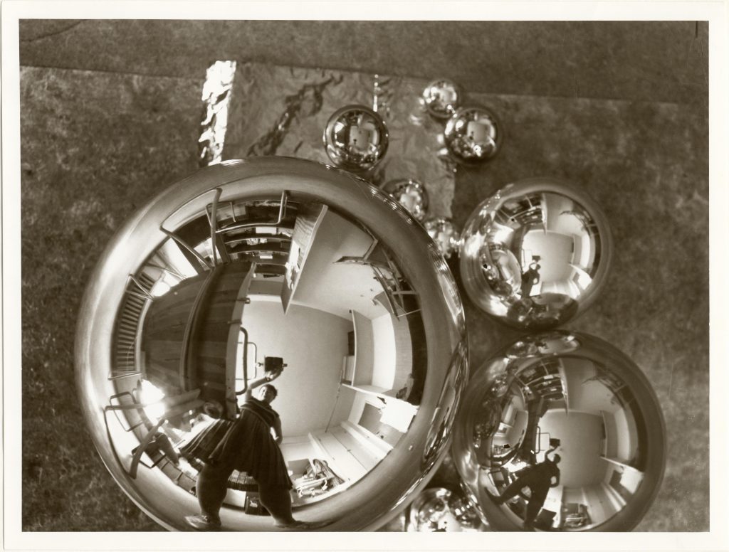 Marianne Brandt, L’Atelier se reflétant dans la boule (autoportrait dans l’atelier Bauhaus à Dessau), photographie, 1928-1929 © Bauhaus-Archiv Berlin / A.D.A.G.P. 2016
