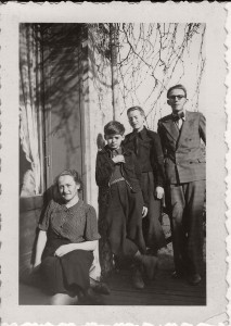 Périgny, avril 1939: Elsa Bernaut (alias Elisabeth Poretski), Seva Volkov, Roman Bernaut, Daniel Martinet. Photo probablement prise par Marguerite Rosmer. Collection personnelle de Claire Martinet.