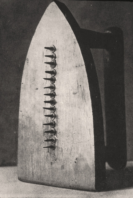 Man Ray, Le Cadeau, réplique de l’original disparu, 1921