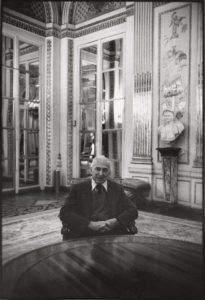 André Kertész dans l’anti-chambre du ministre, 1982 © Gilles Walusinski