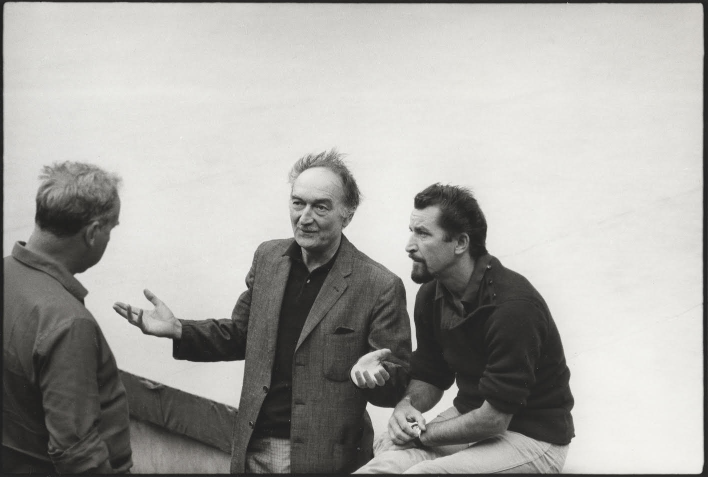Jean Vilar, Maurice Béjart et le chef-op Ghilslain cloquet (de dos) au festival d'Avignon 1967© Gilles Walusinski