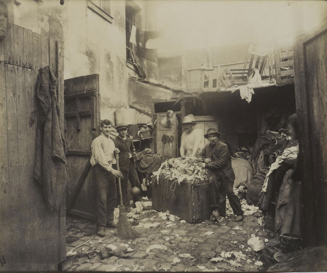 Photo: Eugène Atget, Chiffonniers sur la zone des fortifications- Porte d'Asnières