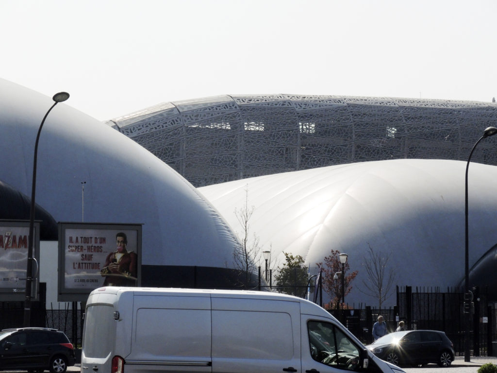 Porte d'Auteuil - Grosse bulles sur fond de stade © Gilles Walusinski