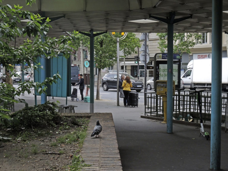 La porte de Champerret, bouche verte, Main jaune — Paris porte à porte — délibéré