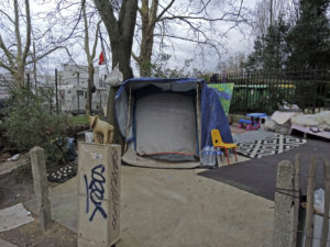 Famille SDF au pied des Archives de Paris - Photo © Gilles Walusinski