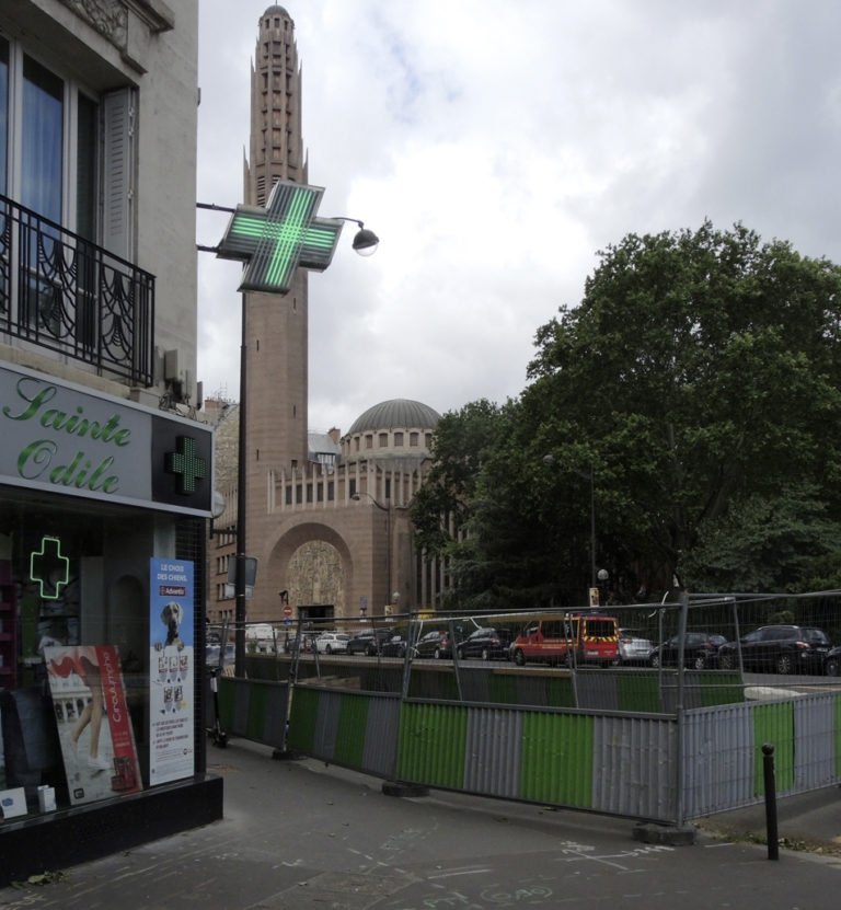 La porte de Champerret, bouche verte, Main jaune — Paris porte à porte — délibéré