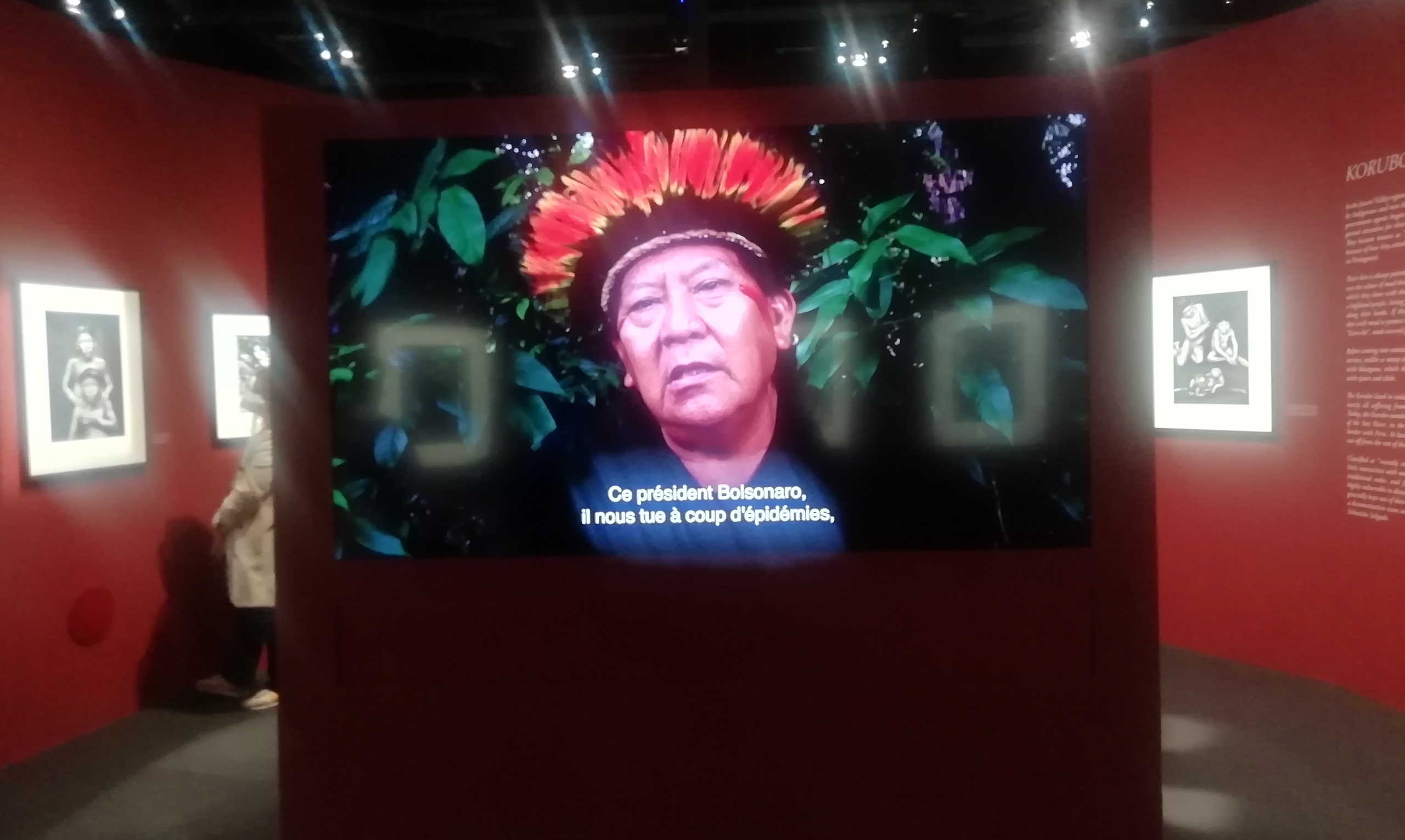 Entretien filmé de Davi Kopenawa Yanomami - Sebastião Salgado, “Amazônia” exposition la Philharmonie de Paris, 2021 © Morgana Herrera