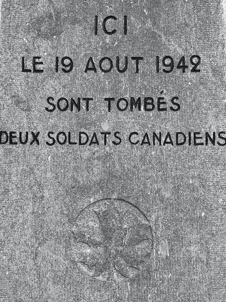 Cimetière de Dieppe: Ici sont tombés deux soldats canadiens. 19 août 1942