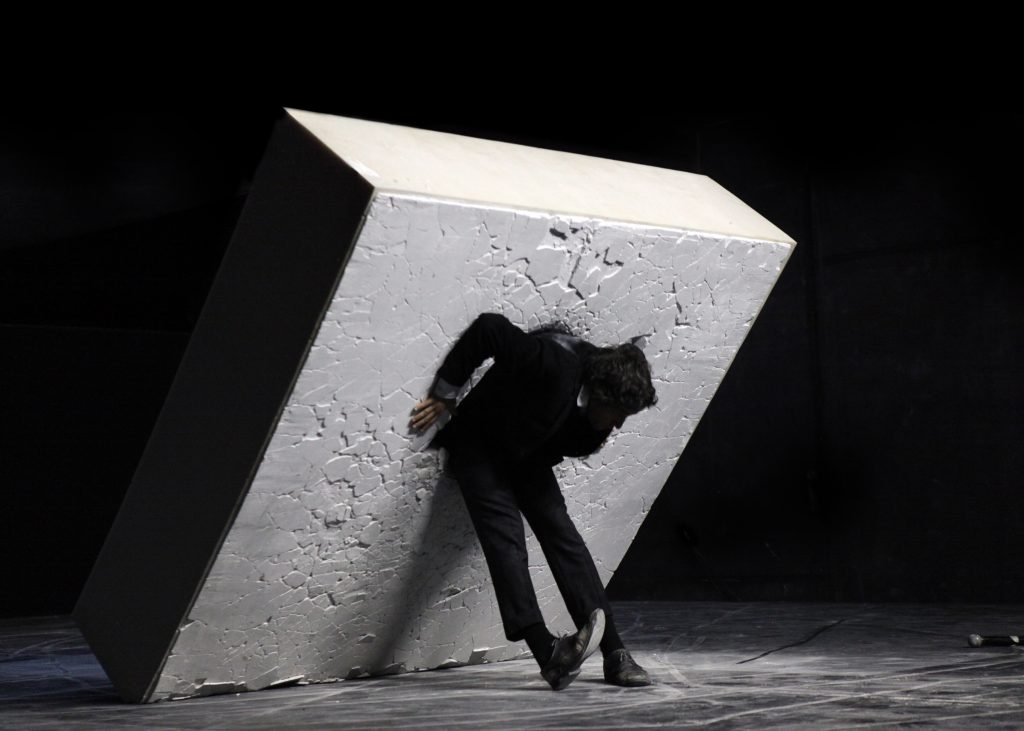 Dimitris Papaioannou: "Still Life" © Dimitris Theodoropoulos. Festival Montpellier Danse 2016. Un article de Marie-Christine Vernay dans délibéré