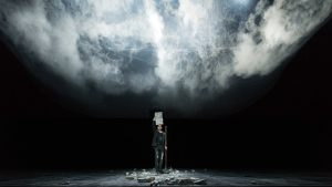 Dimitris Papaioannou: "Still Life" © Julian Mommert. Festival Montpellier Danse 2016. Un article de Marie-Christine Vernay dans délibéré