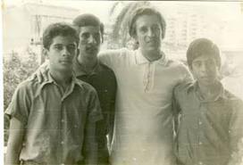 Roque Dalton et ses enfants, de gauche à droite, Juan José, Roque Antonio et Jorge.