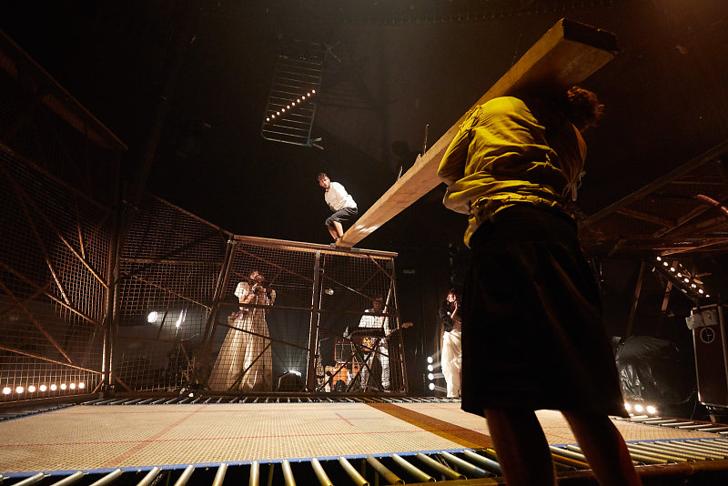 Cirque Inextrêmiste, Extreme Night Fever © Christophe Raynaud de Lage