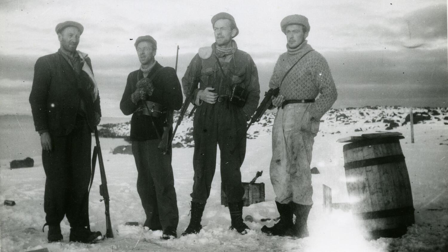 Une bande de trappeurs philosophes. Les quatre frères Bjåen à Halvmåneøya (Svalbard) en décembre 1947. Photo : Musée du Svalbard (Longyearbyen)