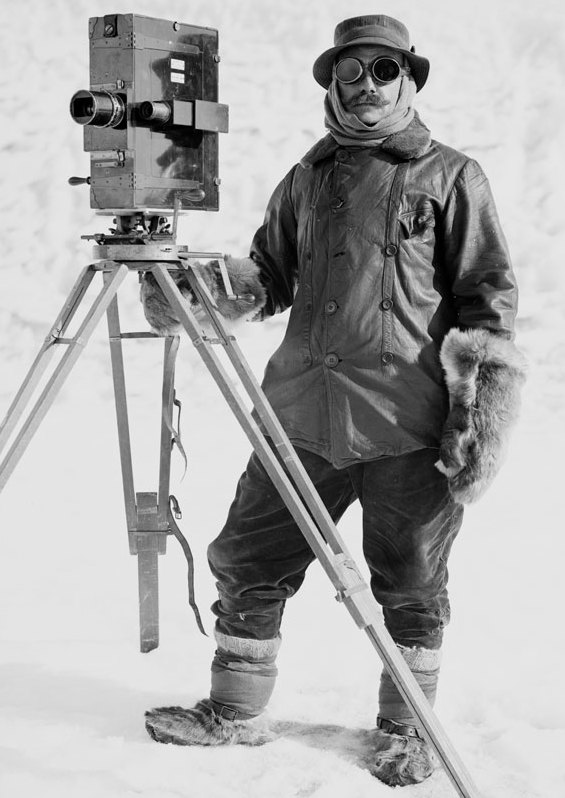 Herbert George Ponting et sa caméra Prestwich 5 en Antarctique, 1910