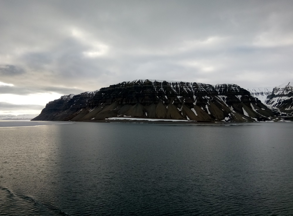 Templet, montagne ruiniforme, Templefjorden (Photo Arnaud Hédouin juin 2018)