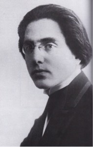 Joaquin Nin vu par d'Annunzio : “Le jeune musicien portait des lunettes de professeur, à monture d'or, sur un nez presque grec, (...) une cravate à double tour au-dessus d'un long gilet de velours noir comme en ont les élégants sur les lithographies de Gavarni.”