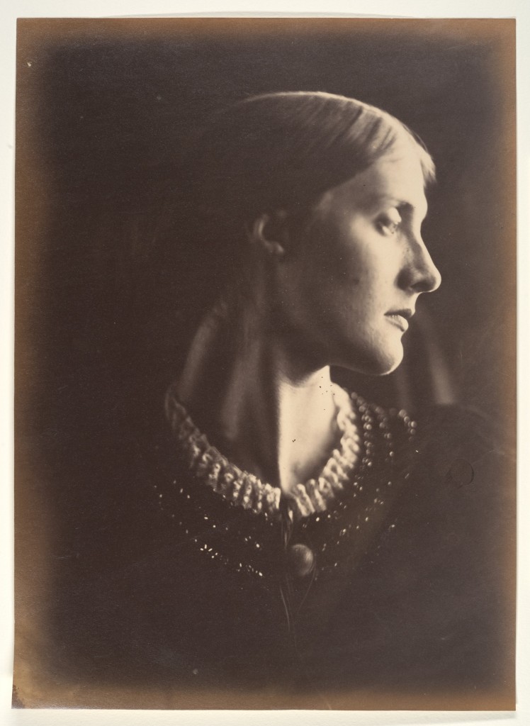 Mrs. Herbert Duckworth (née Julia Jackson), mère de Virginia Woolf, en 1867. Épreuve sur papier albuminé à partir d'un négatif sur verre au collodion, BNF. Par Julia Margaret Cameron