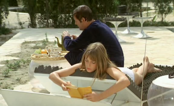 Le lit métamorphique trapézoïdal de Roger Tallon, dans le film La piscine, Jacques Deray, 1969