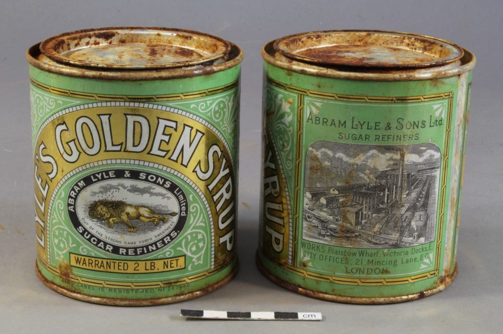 Boîtes de Golden Syrup rouillées, récupérées dans les provisions laissées en Antarctique par l'expédition Terra Nova de Robert Falcon Scott en cours de traitement pour conservation.