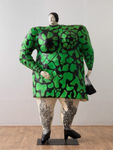 Niki de Saint Phalle, Madame ou Nana verte au sac, 1968 © André Morin. Courtesy NCAF et Galerie GP & N Vallois