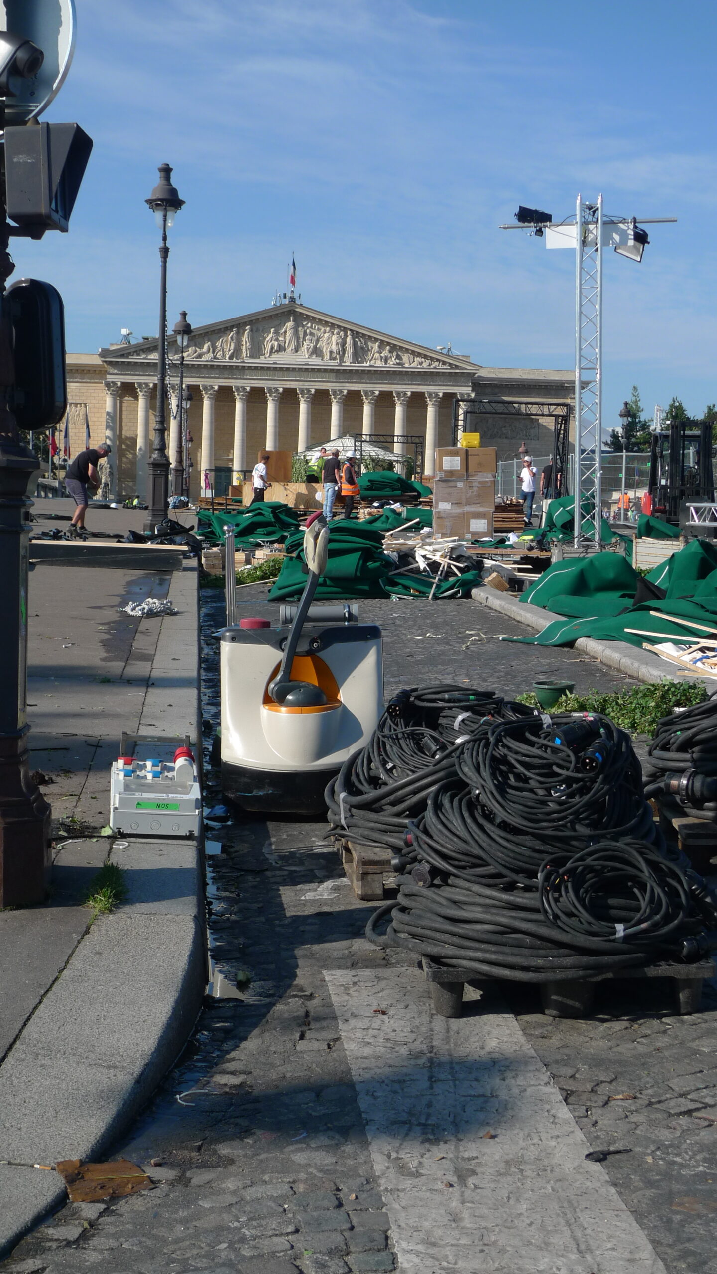 Trois semaines après le second tour des élections législatives, au palais Bourbon, c’est toujours la plus grande confusion!