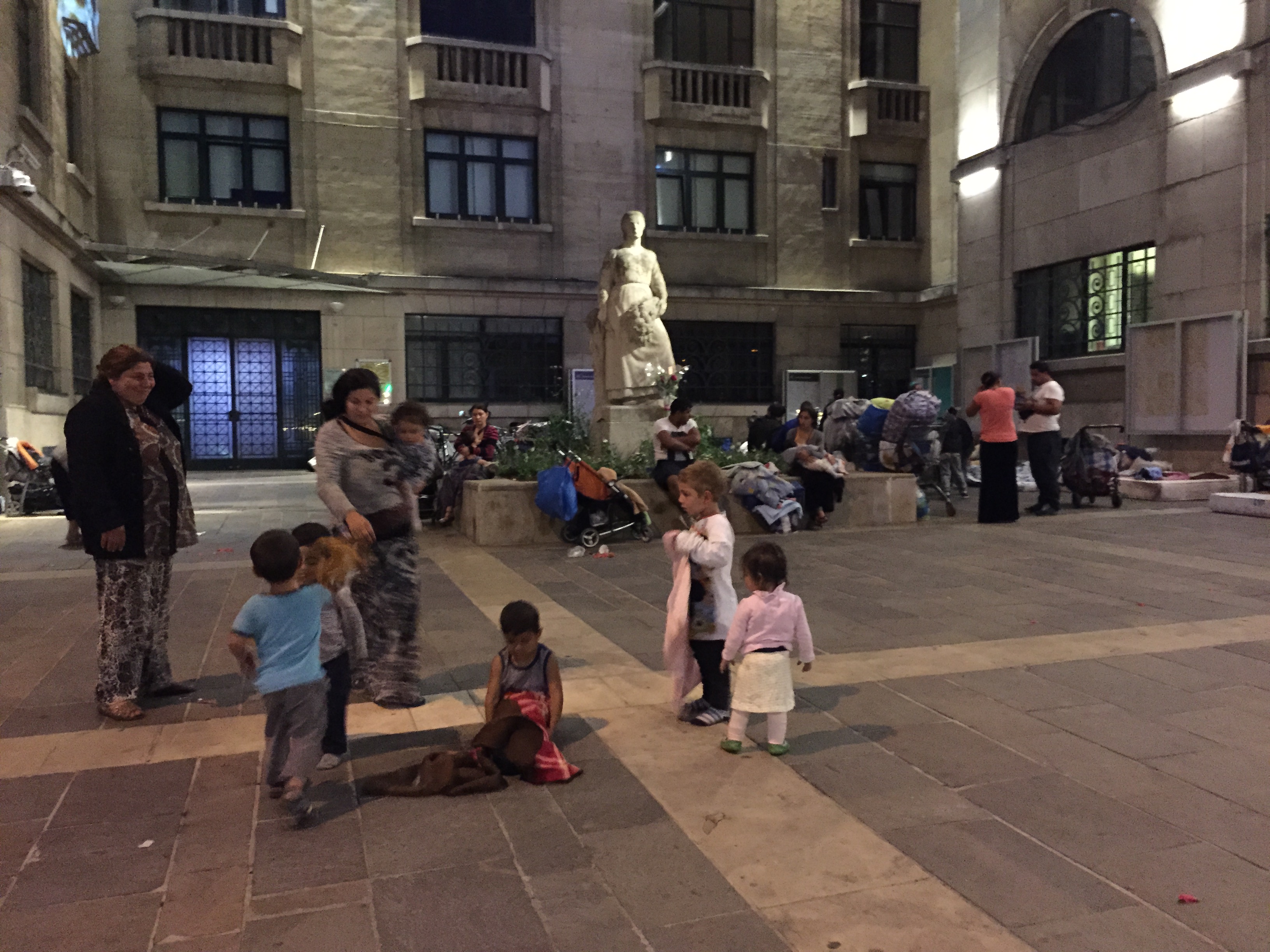 30 juillet 2016 – Familles Roms passant la nuit devant la mairie de Montreuil, deux jours après l'expulsion de la Boissière. Photo: Gilles Walusinski
