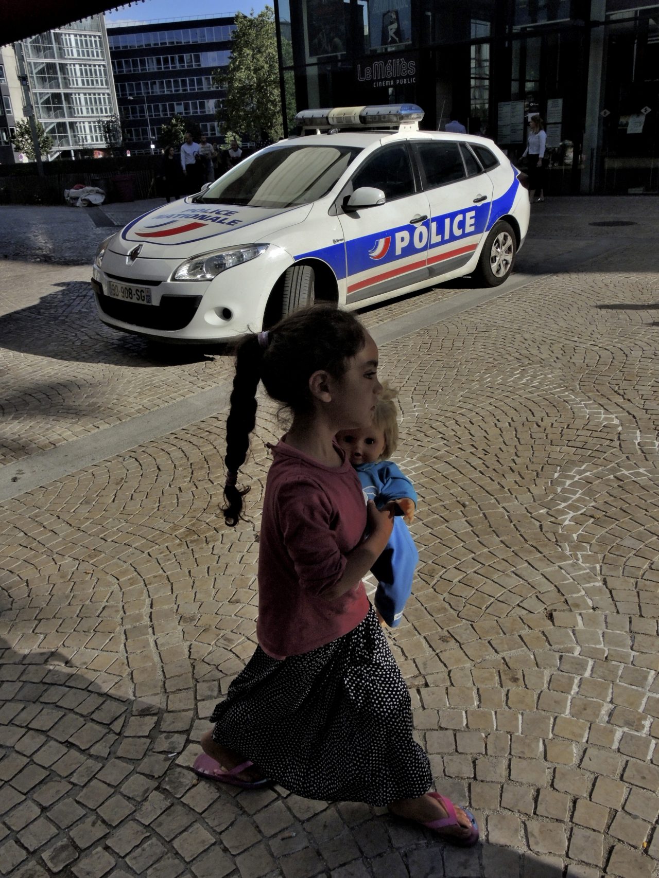 10 août 2016 – Marta (6ans) devant une voiture de police venue les chasser de la place Jean-Jaurès. Photo: Gilles Walusinski