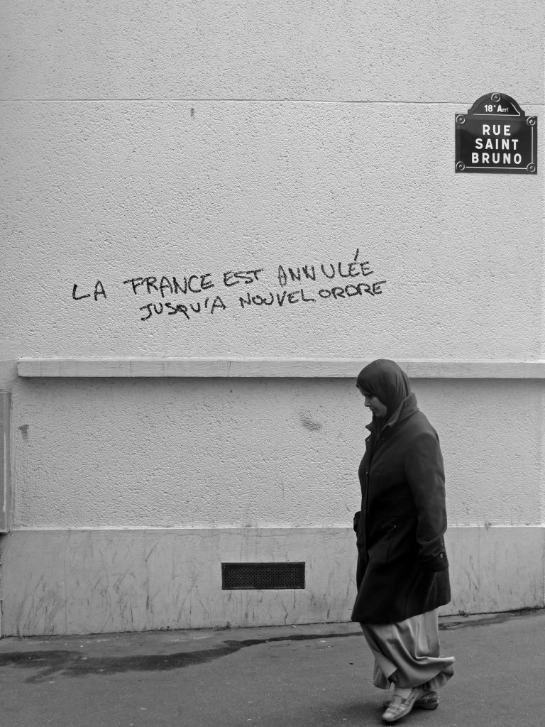 La France est annulée jusqu'à nouvel ordre (Rue Saint Bruno, La Goutte d'Or, Paris). Photo Sébastien Rutés