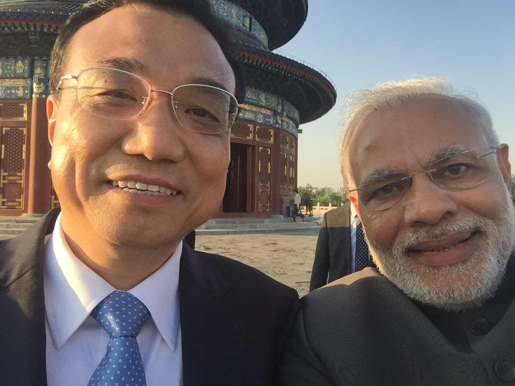 “Le selfie le plus puissant de l'Histoire”: Li Keqiang, Premier ministre de la République populaire de Chine, et  Narendra Modi, Premier ministre d'Inde