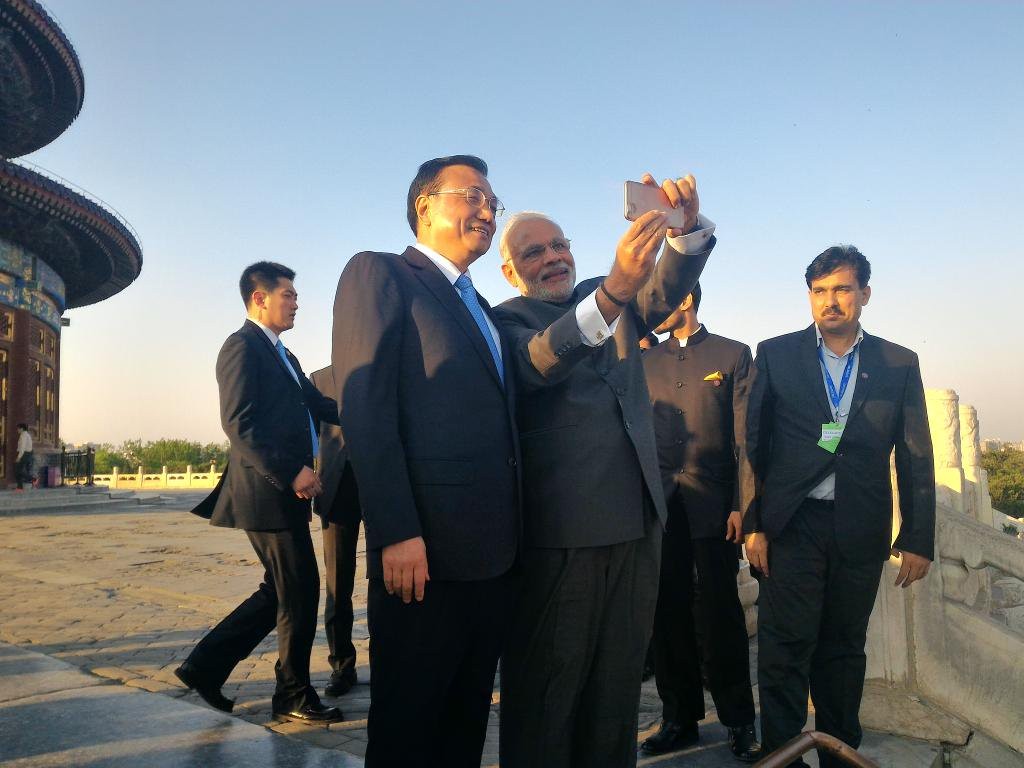 Le making of du “selfie le plus puissant de l'Histoire”: Narendra Modi, Premier ministre d'Inde, et Li Keqiang, Premier ministre de la République populaire de Chine