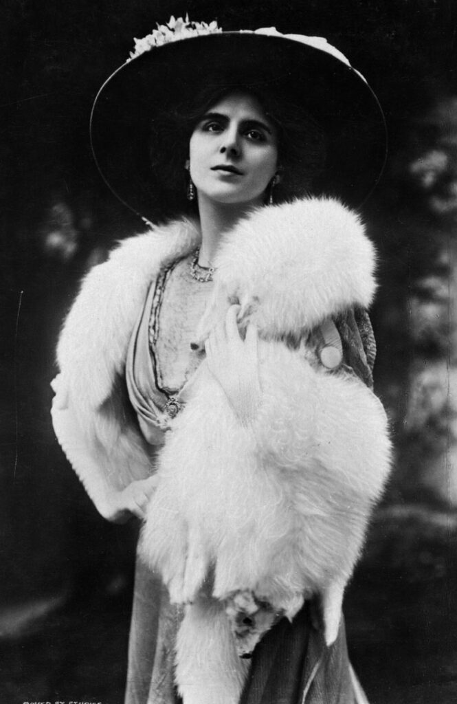 Muse de la trappe téléologique, l’actrice Stella Patrick Campbell en 1908