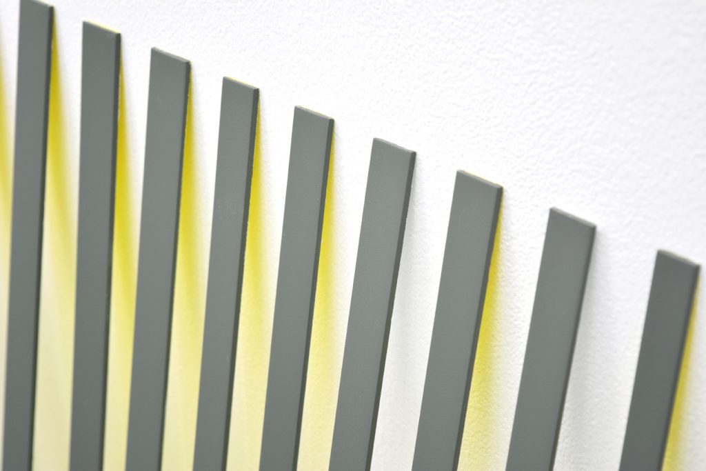 Lucie Le Bouder, Surface en blanc et jaune #2, détail, 2016, Acier inoxydable, peinture aérosol 100 x 195 cm. Courtesy Galerie 22,48m2