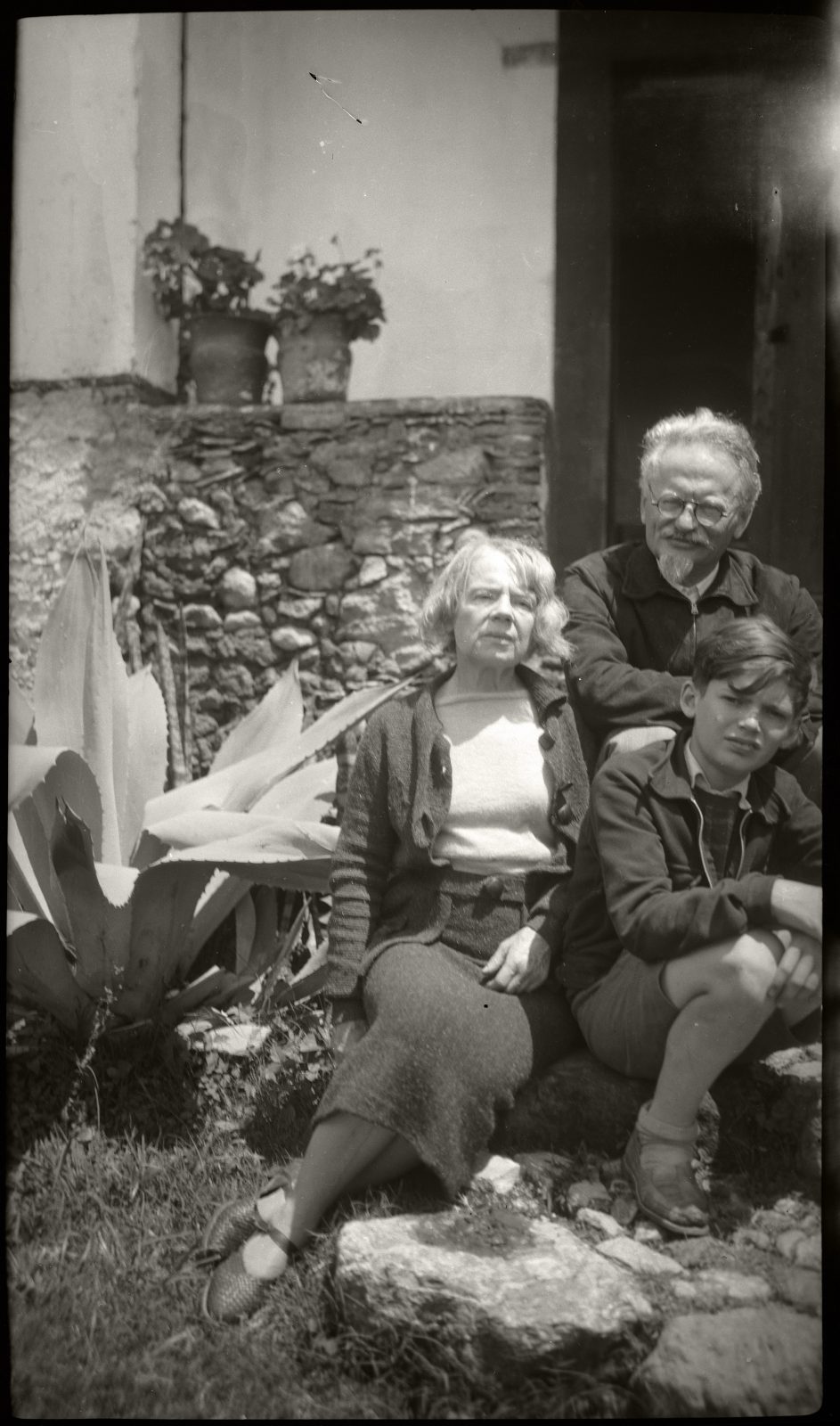 Natalia Sedova, Léon Trotsky et Seva Volkov à Taxco (Mexique) en 1939. Photo: collection personnelle de Gilles Walusinski