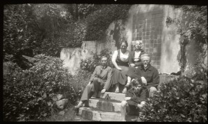 Alfred Rosmer, Marguerite Rosmer, Natalia Sedova, Léon Trotsky et Seva Volkov, en 1939, au Mexique, dans les environs de Taxco. Photo: collection personnelle de Gilles Walusinski.