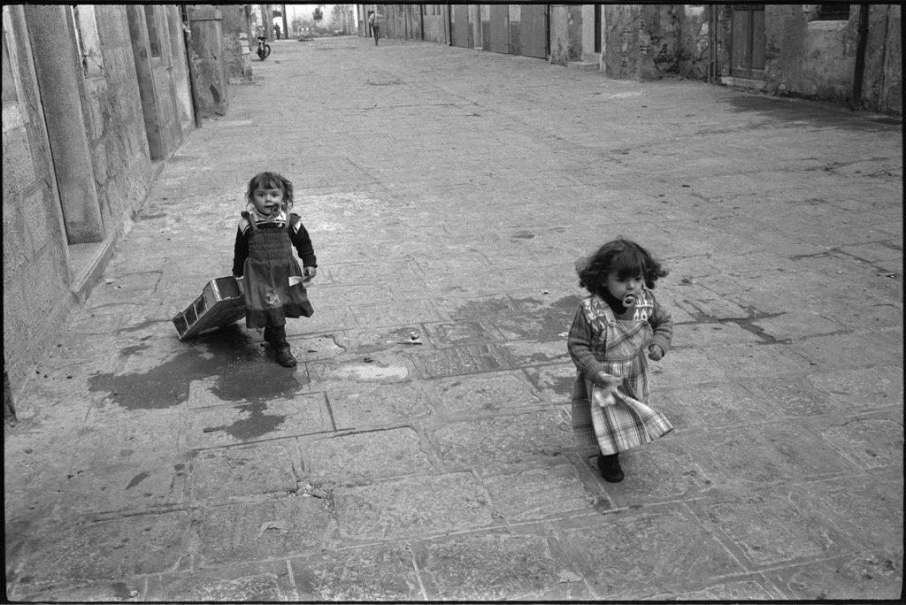 Enfants dans les rues de Chioggia, 1978 - Photo © Gilles Walusinski