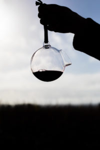 Vino sospeso (Matali Crasset). Verre de dégustation à l’extérieur pour des vins en biodynamie réalisé par les apprentis du CIAV de Meisenthal pour l’exposition “Renversant” à la cité du Vin de Bordeaux. Photo © Pascal Boudet