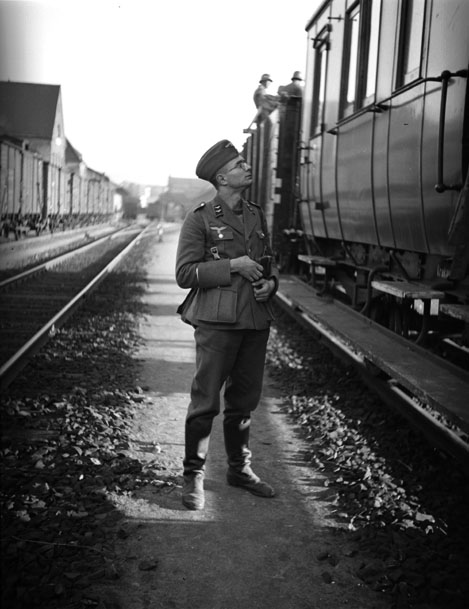 Egon Pfende photographié par un camarade  sur le quai de la gare de Wiesbaden le 17 mai 1940, avant son départ pour la guerre