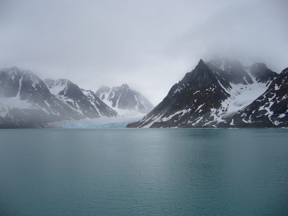 Le glacier Waggonwaybreen et le pic Auefjellet au Magdalenefjorden (Baie Madeleine) Photo : mézigue juillet 2012