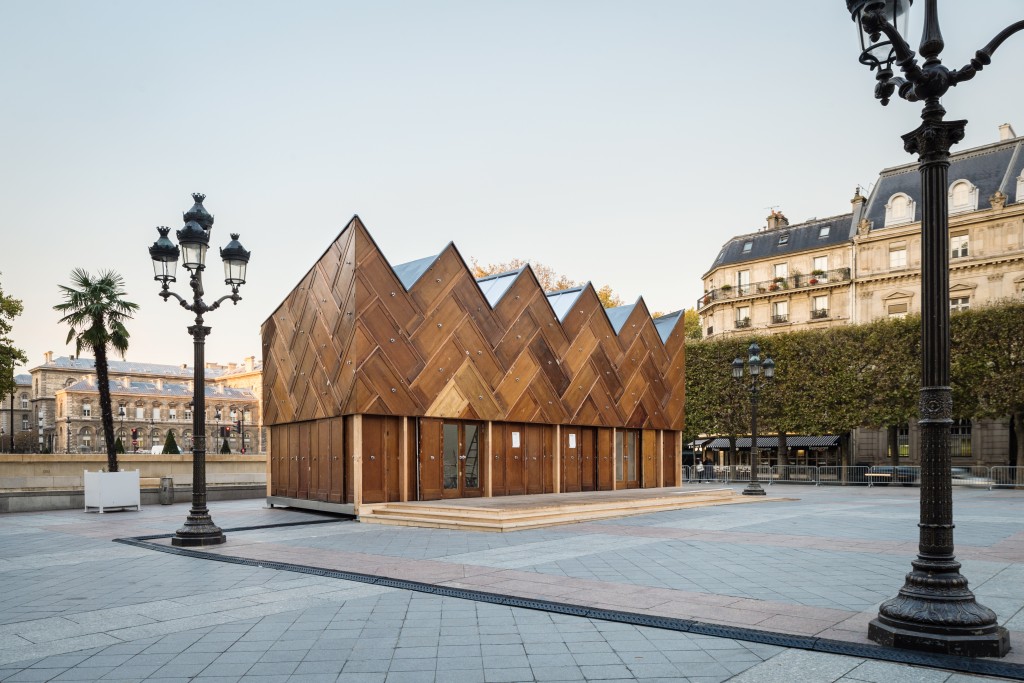 Le Pavillon Circulaire, Hôtel de Ville de Paris, fait de matériaux essentiellement récupérés. Architectes: collectif Encore heureux ® Cyrus Cornut