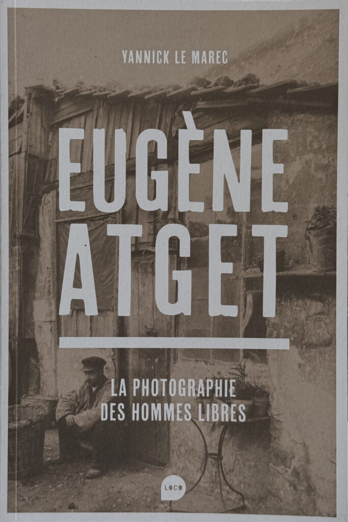 Couverture du livre de Yannick Le Marec, Eugène Atget. La photographie des hommes libres, éditions LOCO, 2025