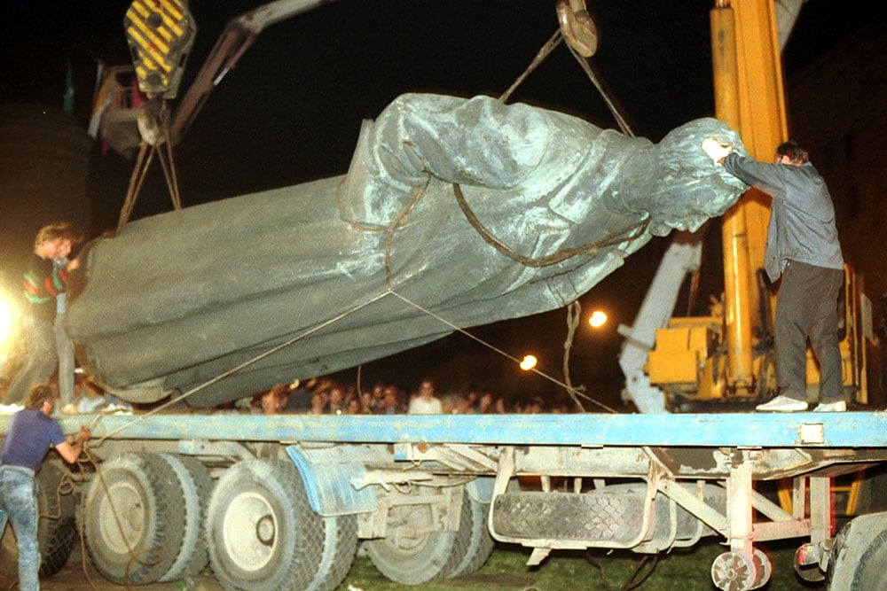 La statue de Felix Dzerjinski, fondateur de la Tcheka, abattue en 1991. Mais replacée depuis dans sa ville natale (source: orthodoxie.com)