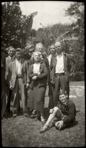 Natalia Sedova (au centre), Léon Trotsky (derrière elle), Alfred Rosmer (derrière à gauche) et Seva Volkov (assis), accompagnés par les gardes du corps Otto Schüssler, Charlie Cornell et Harold Robbins. Photo: collection personnelle de Gilles Walusinski.