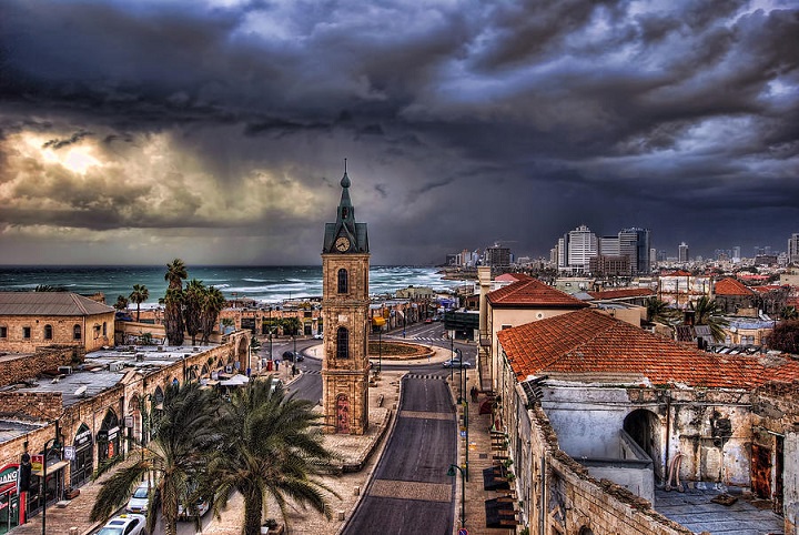 Jaffa, où vit l'enquêteur Émile Markus, avec en fond les immeubles de Tel-Aviv. Fond d'écran de Shlomo Sand..