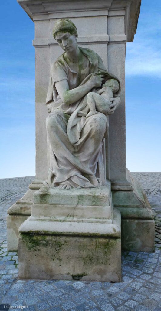 Où cet enfant assoiffé cherche-t-il bien trop à droite le sein salvateur d’une mère pensive ?