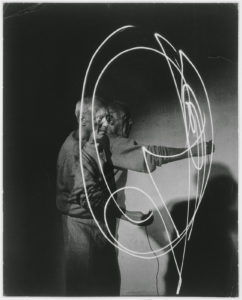 Picasso en surimpression dessinant au crayon lumineux - Photo Gjon Mili