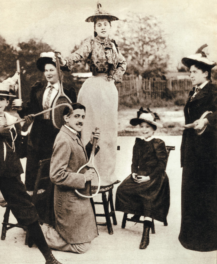 Marcel Proust aux pieds de Jeanne Pouquet au tennis du Boulevard Bineau à Neuilly en 1892